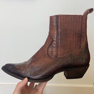 Frye Sacha Chelsea Boots in Blackberry (Burgundy) Size 9